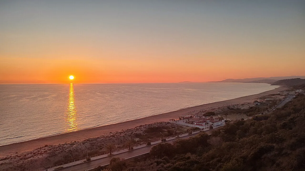 Tramonto sul Golfo di Gela, con il litorale visto dalle Mura Timoleontee